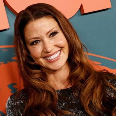 Shannon Elizabeth lança conteúdo no OnlyFans, prometendo revelar novo lado