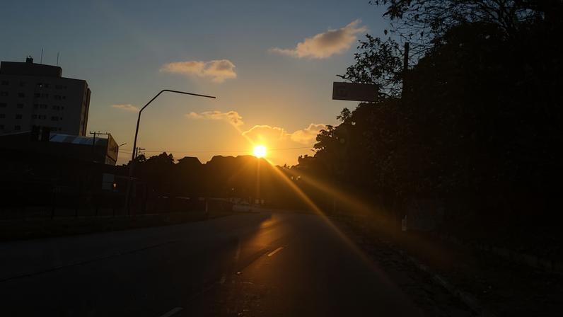 Entardecer em Guarulhos, na região metropolitana de São Paulo; previsão para o feriado na capital é de manhãs frias e tardes quentes