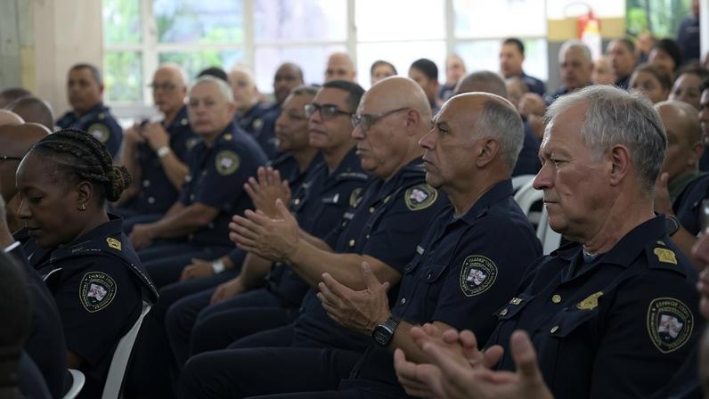 Grupo de agentes da GCM em curso de letramento racial