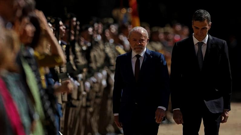 O presidente Lula é recebido pelo primeiro-ministro da Espanha, Pedro Sánchez, em Barcelona