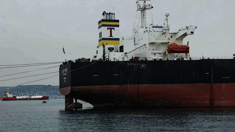 Navio-petroleiro ancorado em porto na Síria esperando liberação do estreito de Hormuz