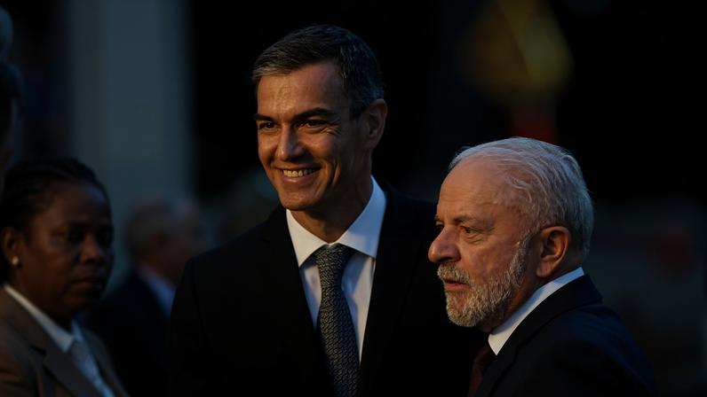 Luiz Inácio Lula da Silva é recepcionado pelo primeiro-ministro espanhol, Pedro Sánchez, em Barcelona, nesta sexta-feira (17)