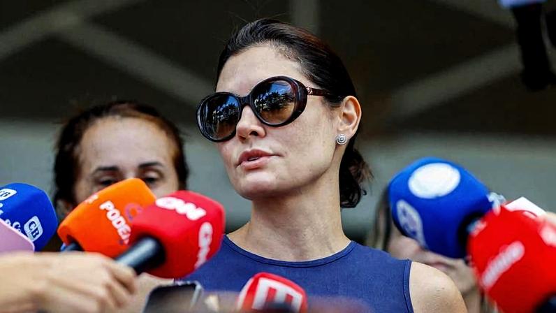 A ex-primeira dama Michelle Bolsonaro durante coletiva à imprensa em frente ao hospital onde Jair Bolsonaro estava internado.