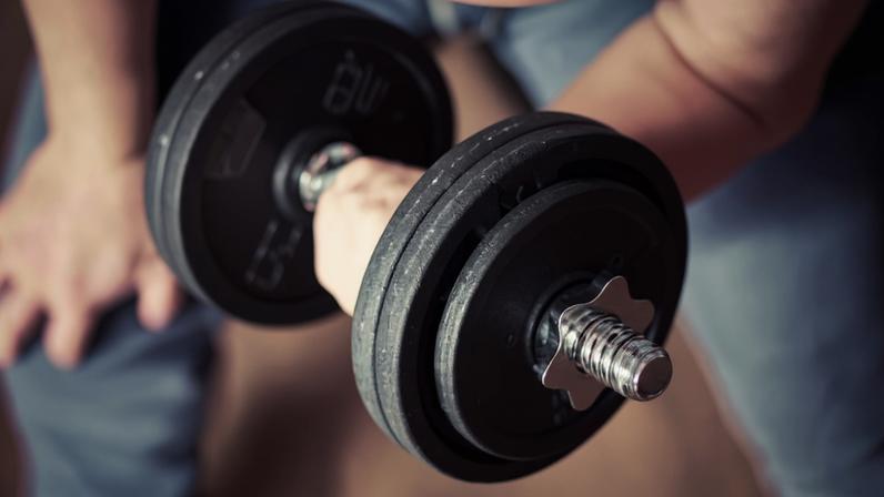 Devo treinar com uma carga mais pesada? Veja o que dizem especialistas