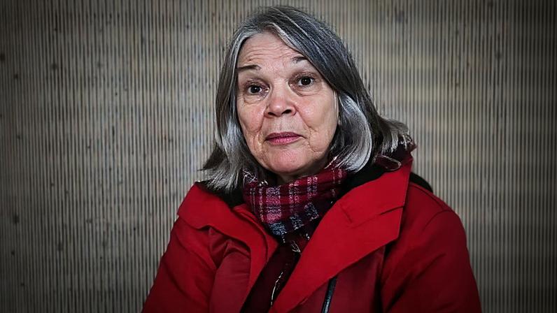 A brasileira Célia Maria Cassiano durante a gravação do vídeo de despedida