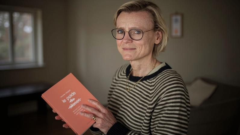 Veerle Hegge, esposa do primeiro-ministro belga Bart De Wever, com seu livro 'O Peso do Silêncio'