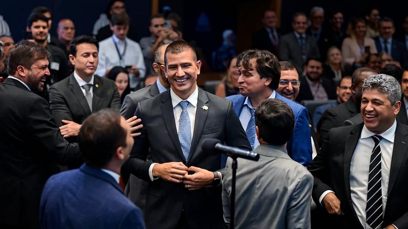 O deputado estadual Douglas Ruas (PL) é saudado por aliados ao ser eleito presidente da Alerj (Assembleia Legislativa do Rio de Janeiro)