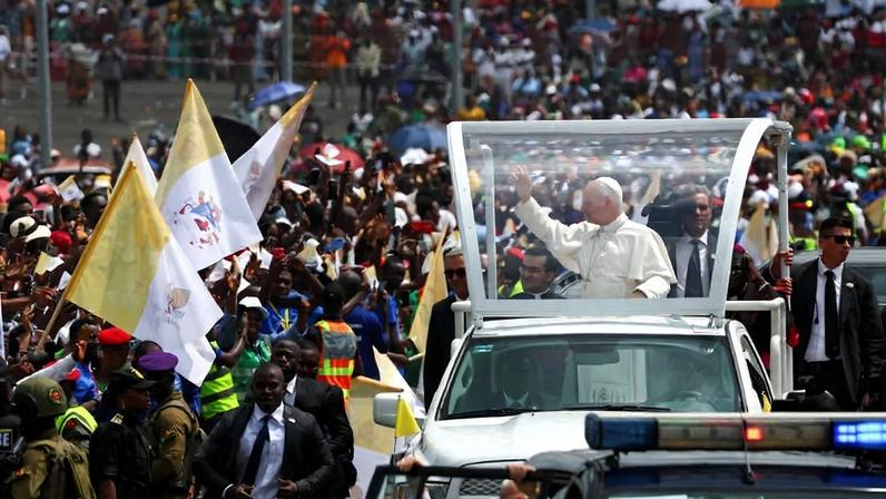 O papa Leão 14 acena para fiéis ao chegar ao evento em Douala, Camarões
