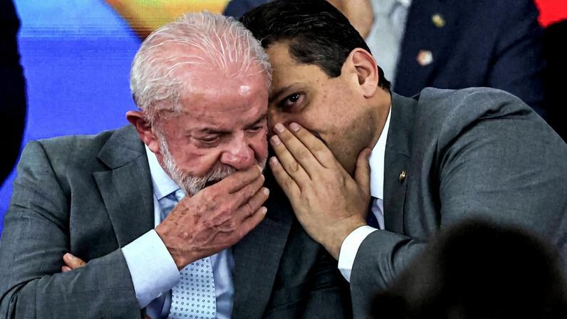 O presidente Luiz Inácio Lula da Silva (PT) e o presidente do Senado, Davi Alcolumbre (União Brasil-AP), em cerimônia no Palácio do Planalto