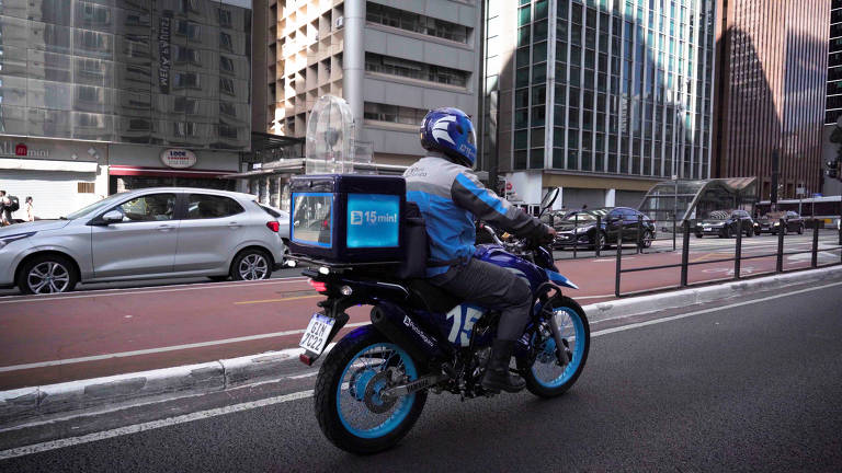 Motociclista da Porto Seguro na Avenida Paulista; empresa reduziu tempo de atendimento na madrugada para 15 minutos