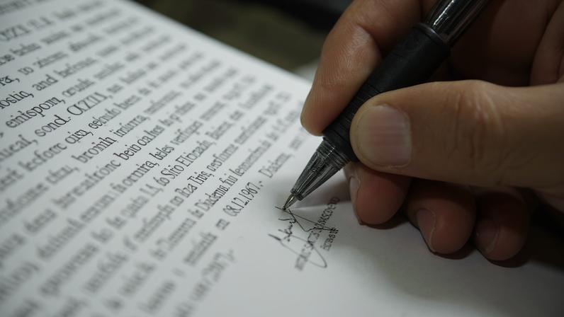 Funcionário do cartório de Diadema (SP) assina uma certidão