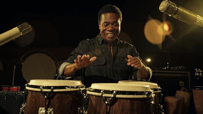 Paulinho da Costa tocando um instrumento