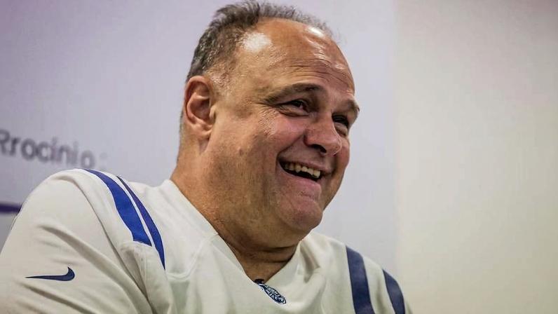 Oscar Schmidt durante sabatina no auditório da Folha; o ex-jogador morreu nesta segunda-feira (17), em São Paulo