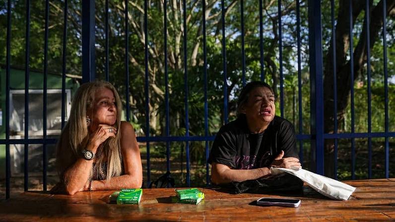 Ivoneide Amorim (à esq.), 65, e Genicélia da Silva (à dir.), 60, tentam parar de fumar por meio do grupo antitabagismo da UBS Arrastão, em Campo Limpo