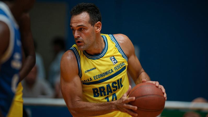 Jogador Oscar Schmidt durante jogo da seleção brasileira, no Ginásio do Ibirapuera