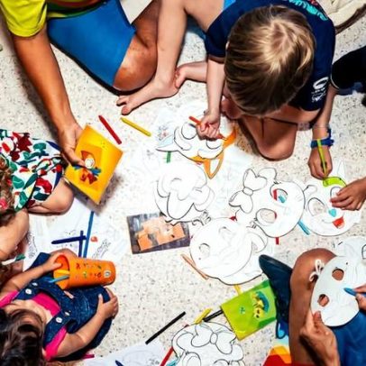 Destinos turísticos investem em experiências para crianças e famílias