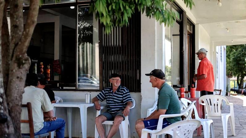 Idosos conversam em bar em Presidente Lucena (RS)