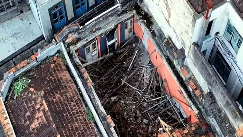 Desabamento do telhado do casarão na Travessa do Comércio, no Centro do Rio, em 2024