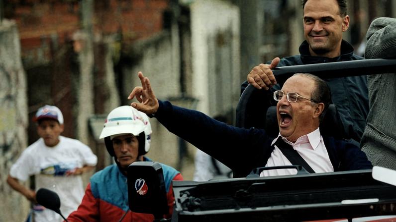 Oscar Schmidt durante carreata com Paulo Maluf pelo bairro do Grajaú, em São Paulo