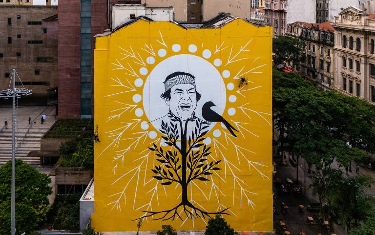 Mural no Vale do Anhangabaú, assinado pela artista e ativista indígena Daiara Tukano, homenageia Ailton Krenak