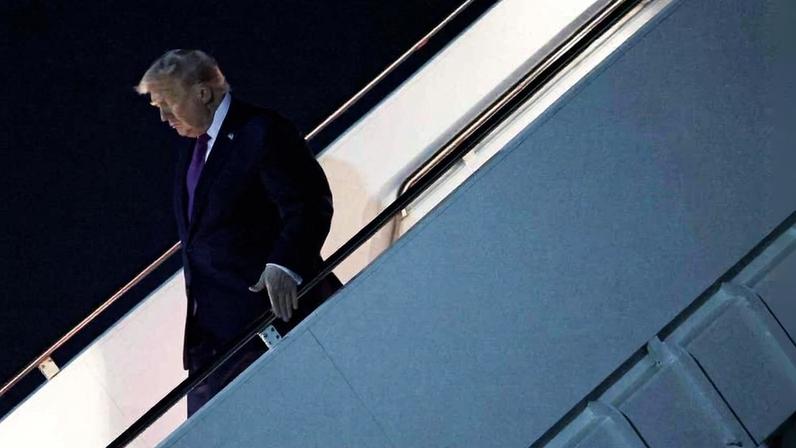 Trump desembarca do Air Force One após viagem ao Arizona, na noite desta sexta-feira (17)