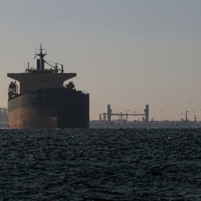 Irã bloqueia novamente o Estreito de Hormuz, navios relatam ter sido alvejados