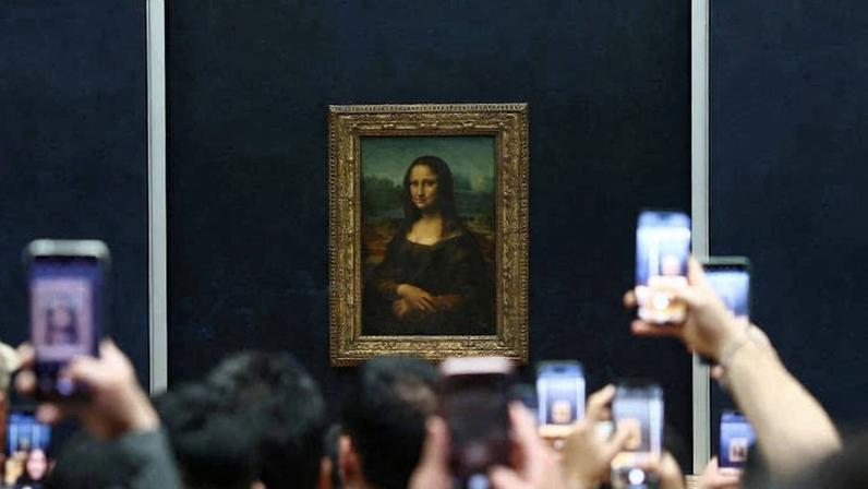 Mona Lisa exposta no Museu do Louvre