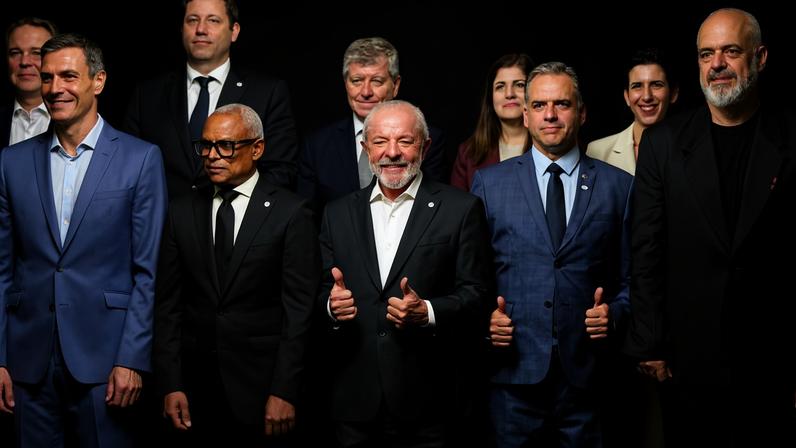 O presidente Lula (centro) em evento de lideranças de esquerda em Barcelona, na Espanha; (da esq. à dir., na primeira fila) acompanham Lula na imagem o presidente de Cabo Verde, José Maria Neves, o premiê da Espanha, Pedro Sánchez, o presidente do Uruguai, Yamandú Orsi, e o premiê da Albânia, Edi Rama
