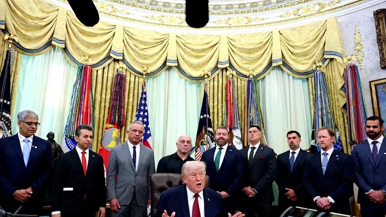 O presidente dos EUA, Donald Trump, discursa no Salão Oval antes de assinar uma Ordem Executiva em 18 de abril de 2026, em Washington, DC.