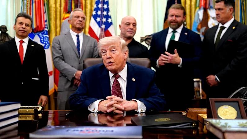 O presidente dos Estados Unidos, Donald Trump, durante evento de assinatura de decreto no Salão Oval da Casa Branca, em Washington