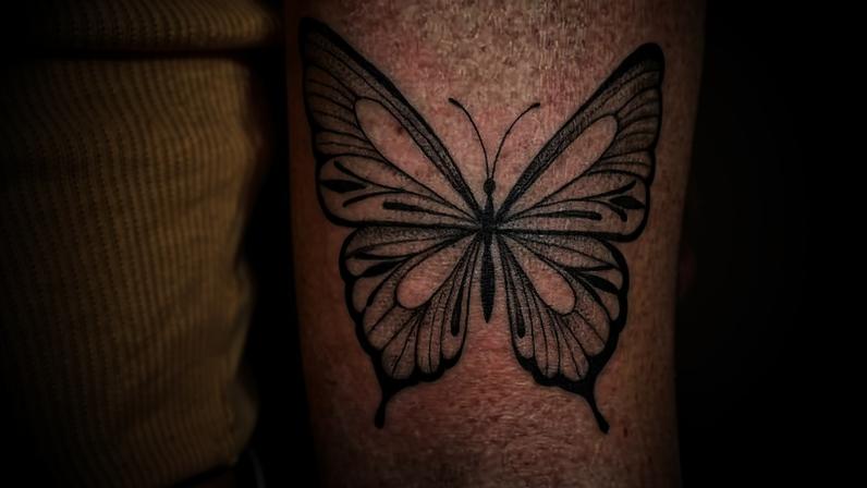 Tatuagem de borboleta feita pela tatuadora Jessica Huang