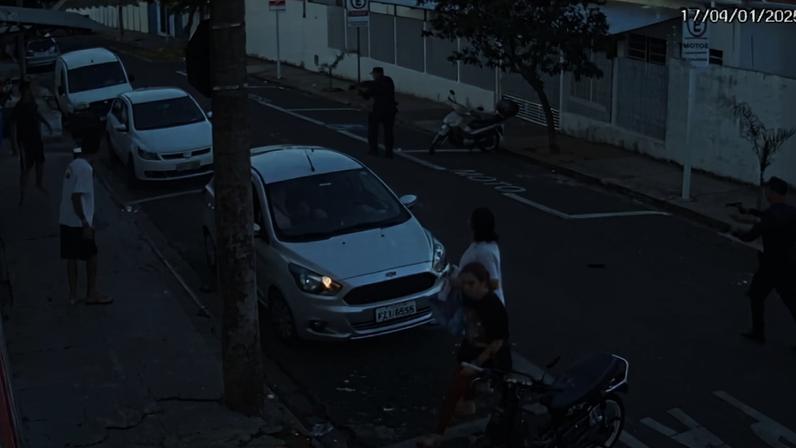 Guardas civis de Botucatu chegam ao local do crime momentos antes da prisão de assaltante