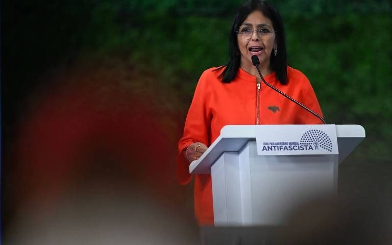 A líder interina da Venezuela, Delcy Rodríguez, durante discurso público em Caracas
