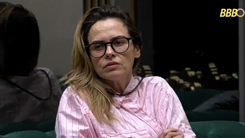 Ana Paula Renault escuta orientações para dinâmica do BBB 26, e não gosta