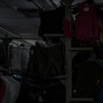 Desrespeito a roupas sem bolsos mobiliza debate público