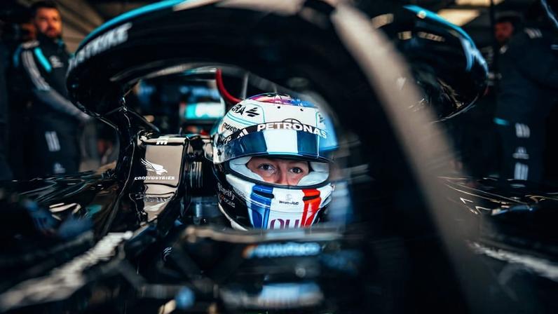Piloto Doriane Pin no carro da Mercedes; ela rodou 76 voltas no circuito de Silverstone