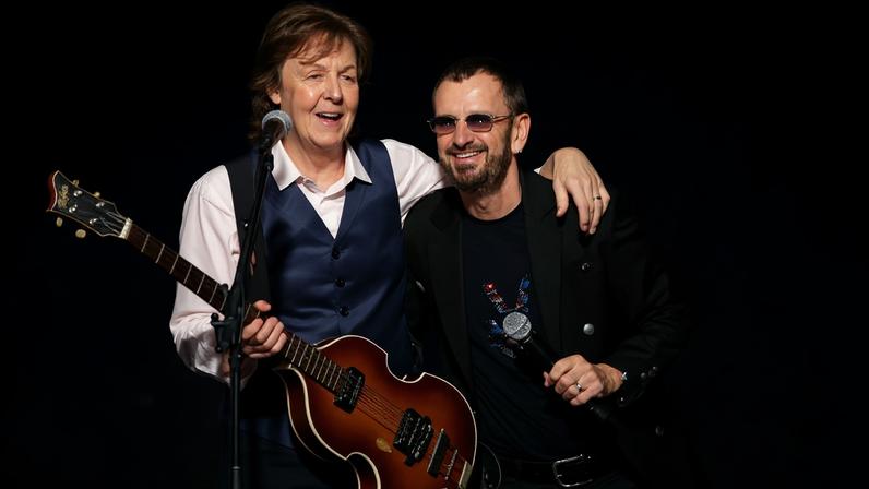 Paul McCartney (à esq.) e Ringo Starr durante a gravação de 'The Night That Changed America: A Grammy Salute To The Beatles', em 27 de janeiro de 2014
