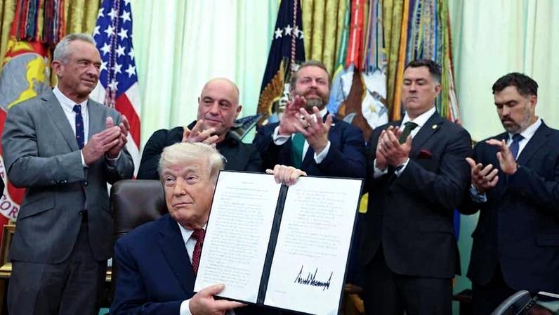 O presidente dos EUA, Donald Trump, assina decreto sobre terapia com psicodélicos no Salão Oval da Casa Branca, em Washington, DC