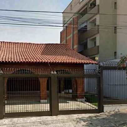 Muro anticuriosos separa casa de prédio em MG; entenda a legislação