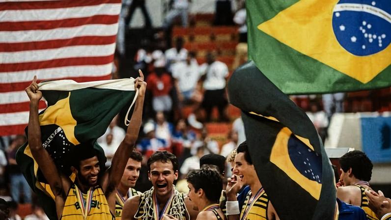 Seleção Brasileira comemora vitória na Market Square Arena, em Indianápolis, em 1987