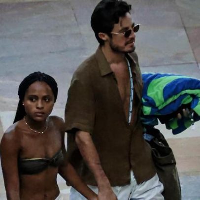 Duda Santos e Tiago Iorc são vistos de mãos dadas em praia no Rio