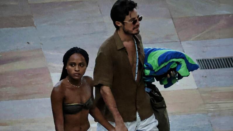 Duda Santos e Tiago Iorc deixam praia juntos e de mãos dadas no Rio de Janeiro