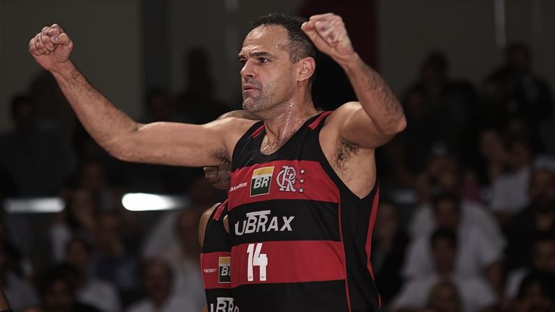 Oscar Schmidt em entrevista na sede do Flamengo para anunciar que continuaria jogando pelo clube