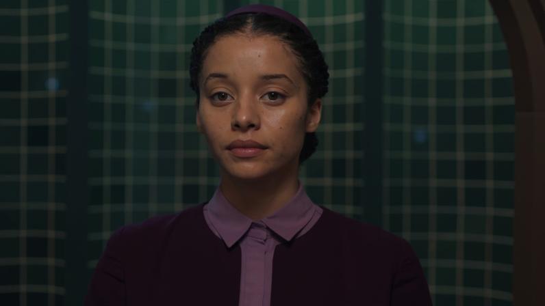 Chase Infiniti em cena da primeira temporada de 'Os Testamentos: Das Filhas de Gilead'