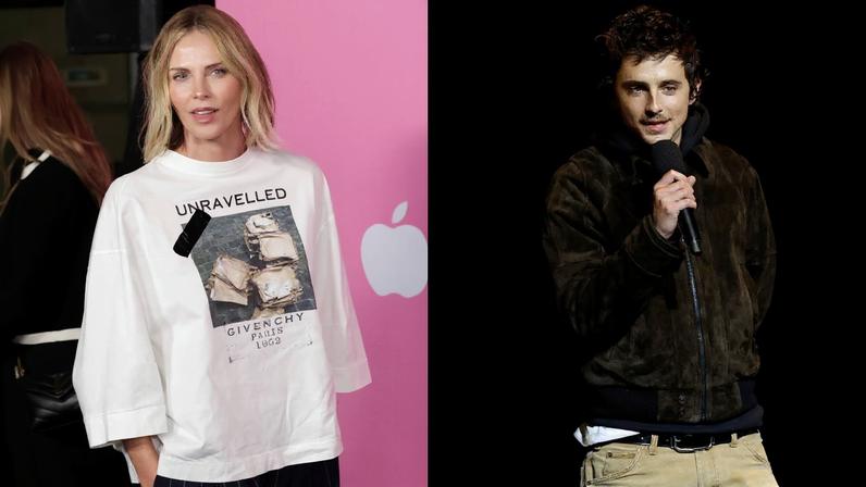 À esquerda, mulher loira com camiseta branca estampada com texto e imagem, em fundo rosa com logo da Apple. À direita, homem com jaqueta escura segura microfone em ambiente escuro.