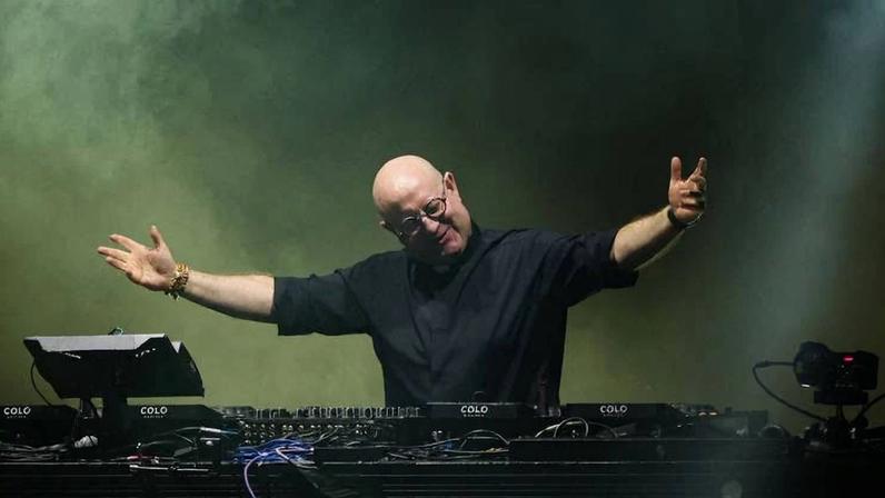 Guilherme Peixoto, padre e DJ português, durante show em homenagem ao papa Francisco na Praça de Maio, em Buenos Aires