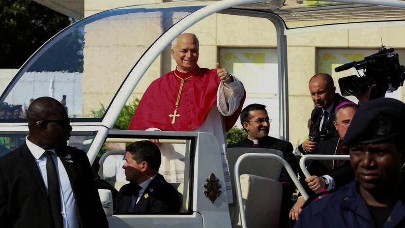 O papa Leão 14 acena durante visita a Luanda, capital de Angola