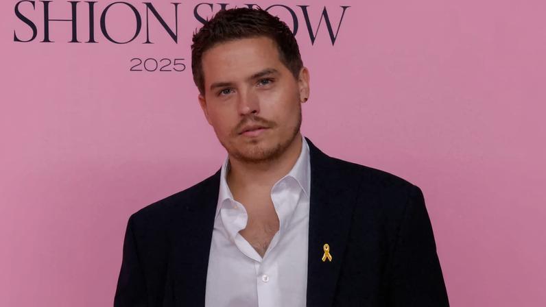 Dylan Sprouse derruba o suspeito no gramado e o segura até a chegada da polícia