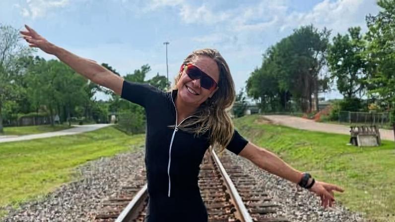 A triatleta Mara Flávia posa para foto publicada em seu perfil aberto no Instagram, onde compartilha parte de sua rotina como triatleta; ela morreu neste sábado durante uma prova