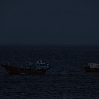 Irã mantém bloqueio em Hormuz e afirma estar longe de acordo